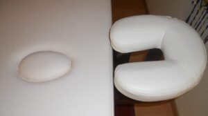 Diccionario de masaje: Camilla de masajes 2 Camilla de masaje: Reposacabezas y agujero facial